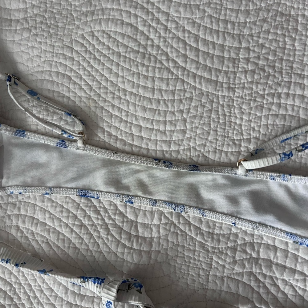 Hollister • Floral Ribbed Wrap Bikini Top - Picture 4 of 7